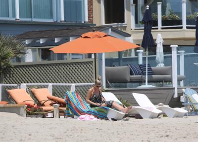 Nicky Hilton - Relaxes in the sun in Malibu (18.07.2013) 