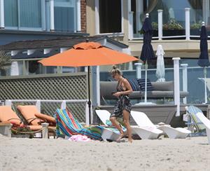 Nicky Hilton - Relaxes in the sun in Malibu (18.07.2013) 