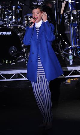 Rihanna Westfield Stratford Lights London Switch On - Performance (November 19, 2012) 