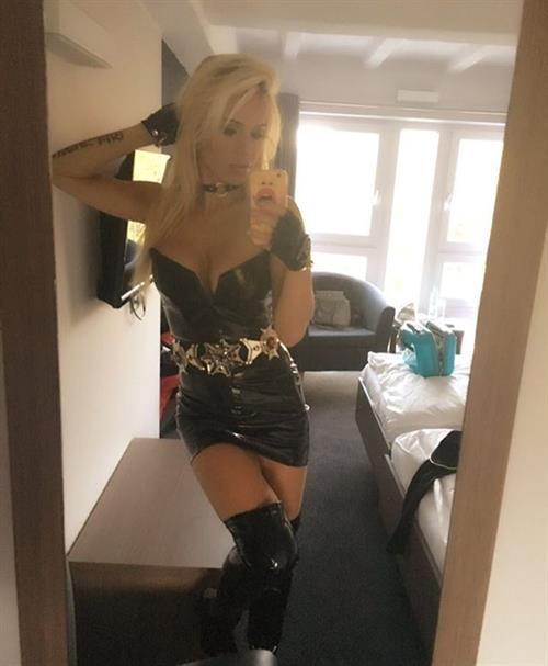 Dorota Rabczewska taking a selfie