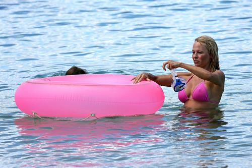 Pamela Anderson and e-husband Rick Salomon continue their Hawaiian vacation - August 15, 2013 