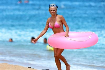 Pamela Anderson and e-husband Rick Salomon continue their Hawaiian vacation - August 15, 2013 