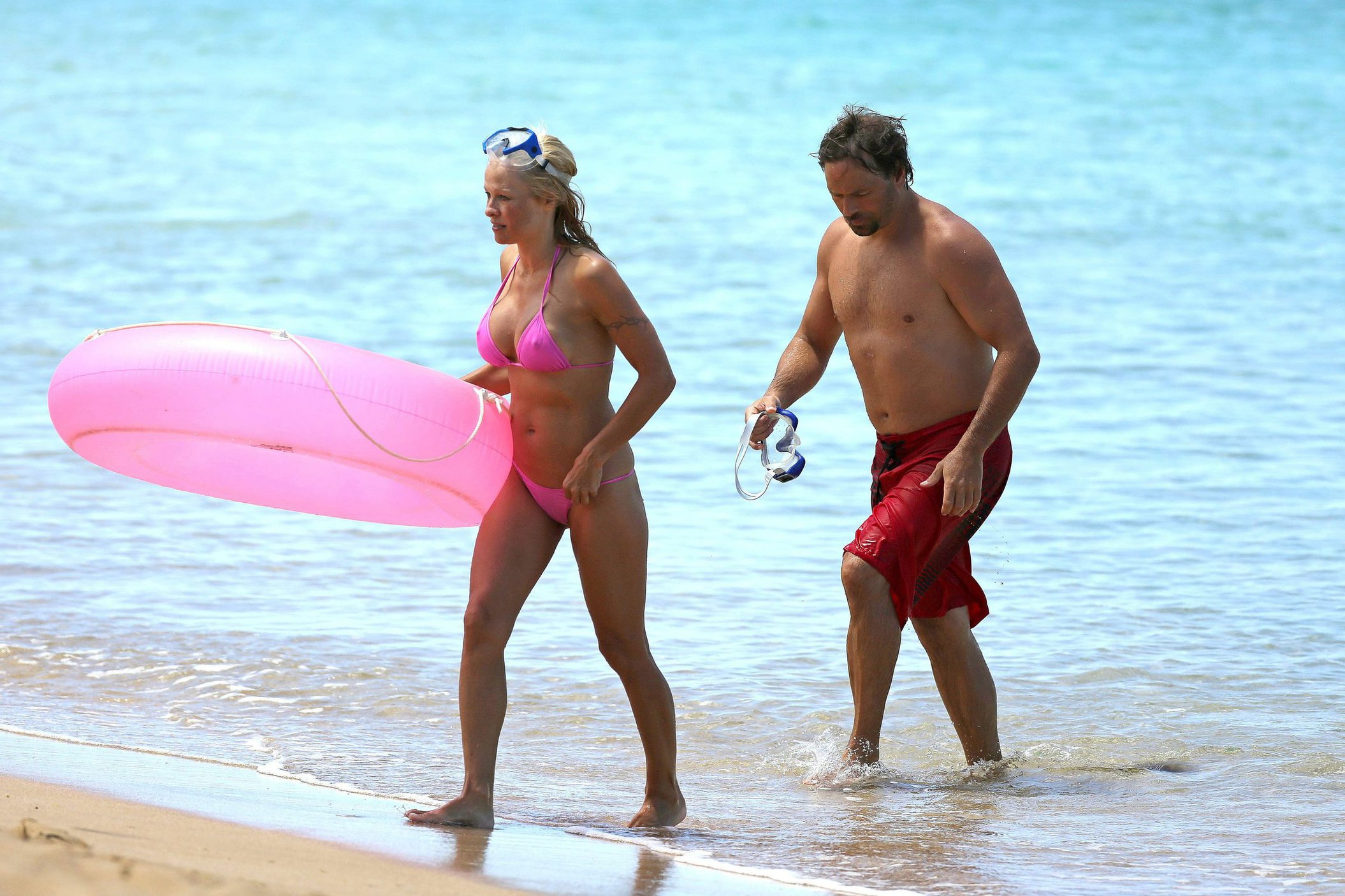 Pamela Anderson Bikini Pictures Pamela Anderson and e-husband Rick Salomon continue their Hawaiian vacation - August 15, 2013