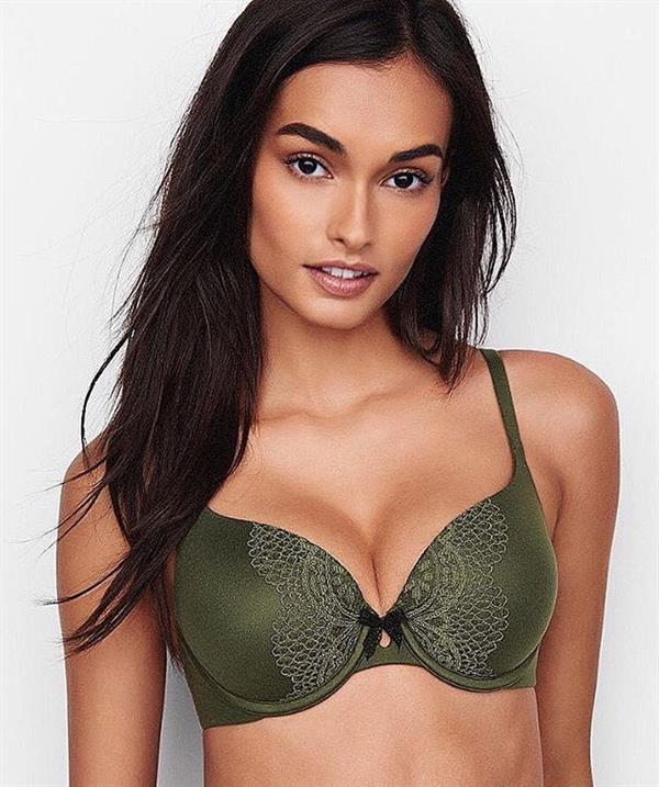 Gizele Oliveira in lingerie