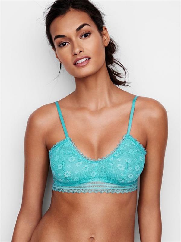 Gizele Oliveira in lingerie