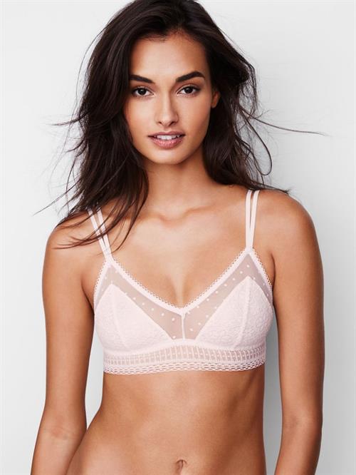 Gizele Oliveira in lingerie