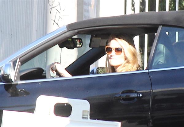 Rosie Huntington Whiteley - Running errands in West Hollywood (13.02.2013) 