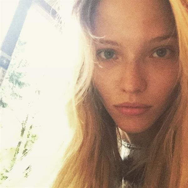 Sasha Luss taking a selfie