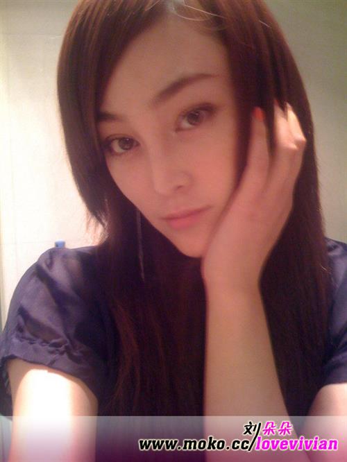 Dido Liu Duoduo taking a selfie