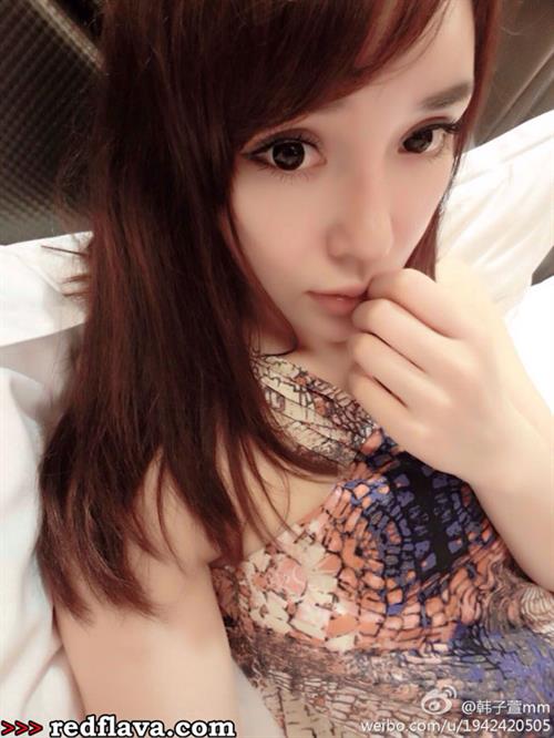 Han Zi Xuan taking a selfie