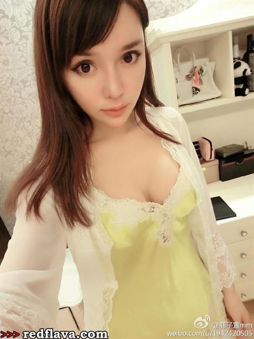 Han Zi Xuan taking a selfie