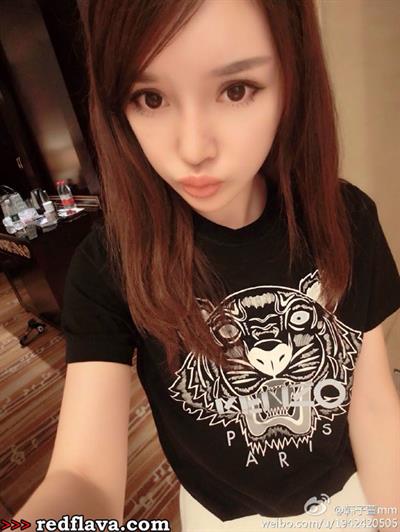 Han Zi Xuan taking a selfie