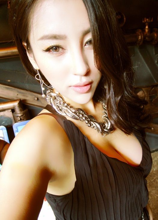 Hu Meng Yuan taking a selfie