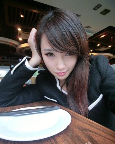 Hua Yi Mo taking a selfie