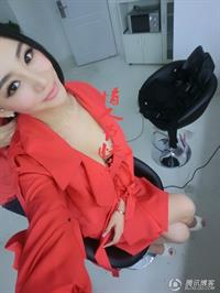 Jin Mei Xin taking a selfie