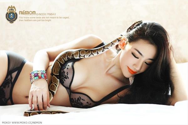 Jin Mei Xin in lingerie