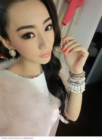 Jin Mei Xin taking a selfie