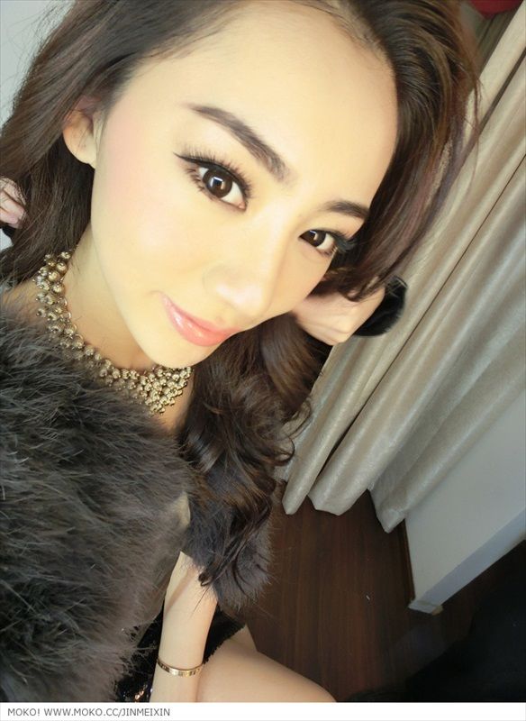 Jin Mei Xin taking a selfie