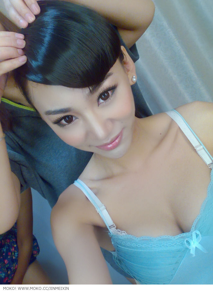 Jin Mei Xin taking a selfie