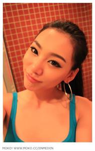 Jin Mei Xin taking a selfie