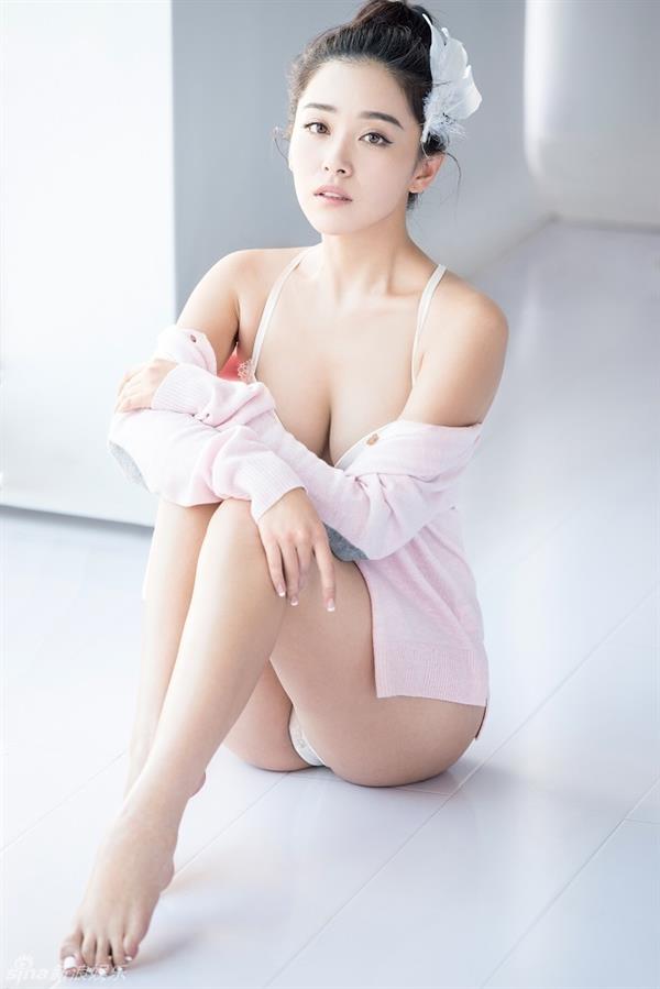 Qingzi Kan in lingerie