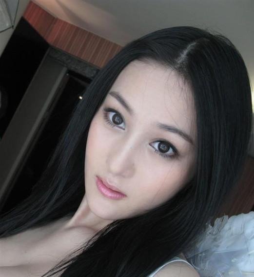 Vivian Zhang Xinyu taking a selfie