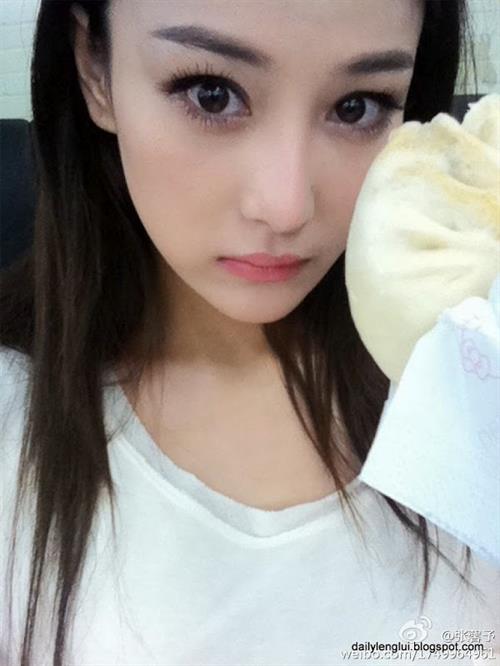 Vivian Zhang Xinyu taking a selfie