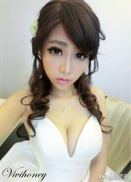 Xia Xiao Wei taking a selfie