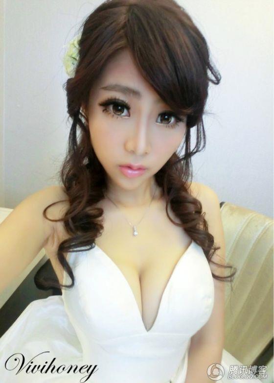 Xia Xiao Wei taking a selfie