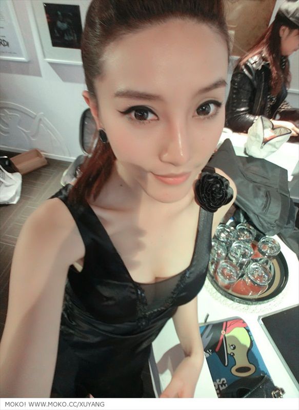 Xu Qian Er taking a selfie