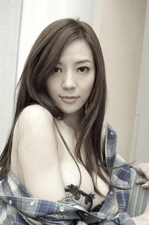 Zhou Wei Tong in lingerie