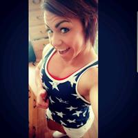 Lauren Hanford taking a selfie