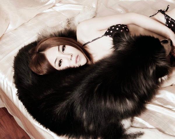 Hou Shi Chen in lingerie