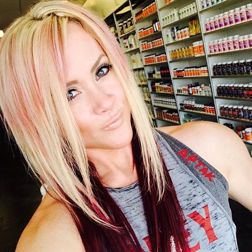 Amanda Michelle Folstad Ptak taking a selfie