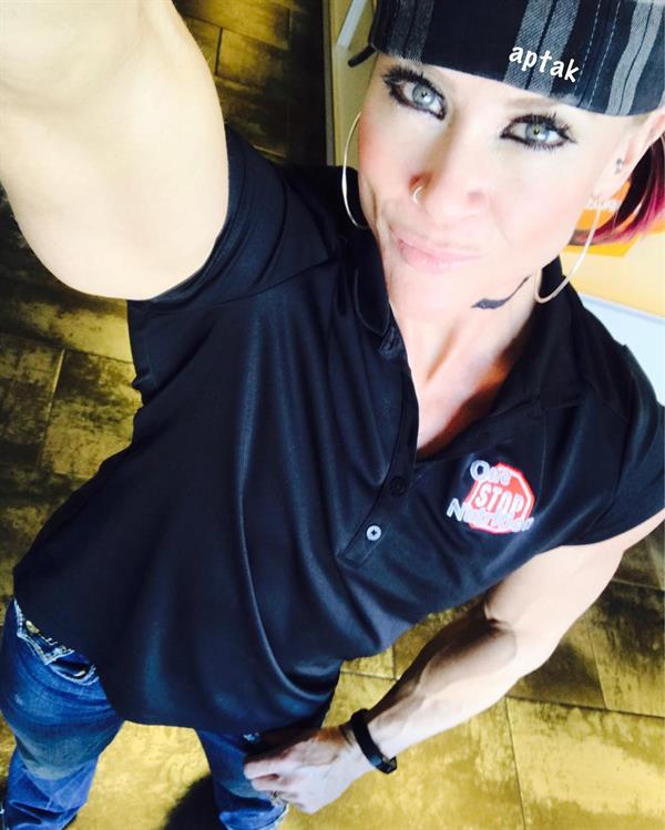 Amanda Michelle Folstad Ptak taking a selfie