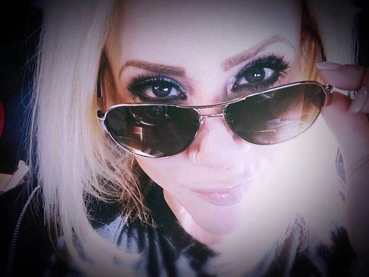 Amanda Michelle Folstad Ptak taking a selfie