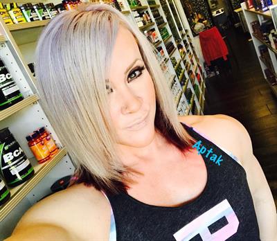 Amanda Michelle Folstad Ptak taking a selfie