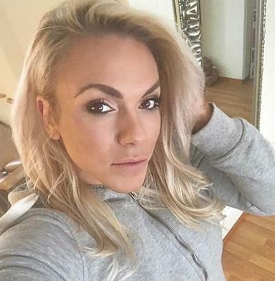 Minna Pajulahti taking a selfie