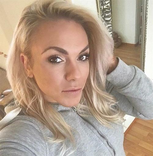 Minna Pajulahti taking a selfie