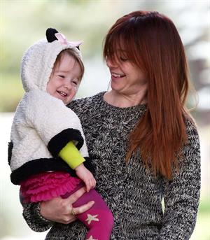 Alyson Hannigan Hangs out with her daughter in Los Angeles (November 22, 2013) 