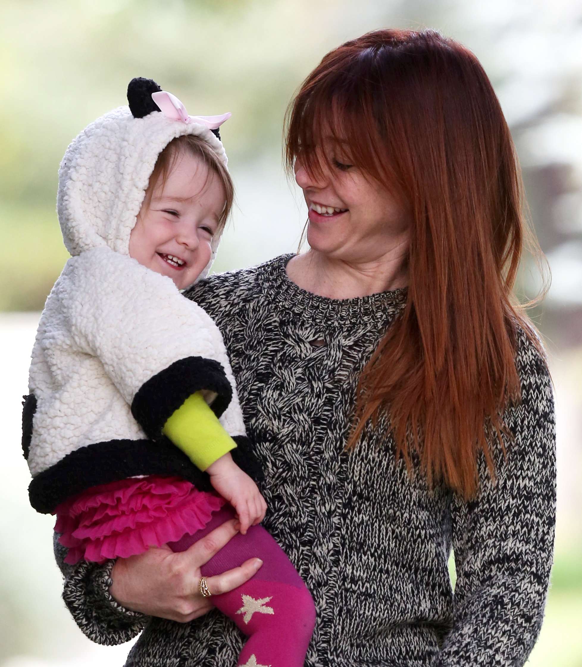 Alyson Hannigan Hangs out with her daughter in Los Angeles (November 22, 2013) 