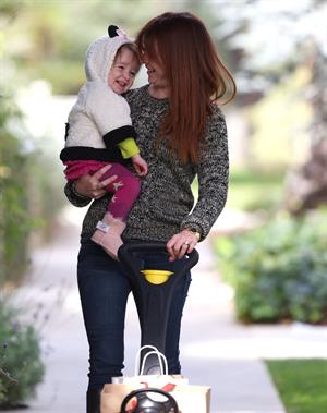 Alyson Hannigan Hangs out with her daughter in Los Angeles (November 22, 2013) 