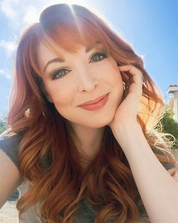 Lisa Foiles taking a selfie