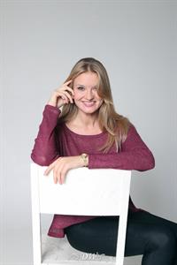 Sexy teen posing and enjoy dildo