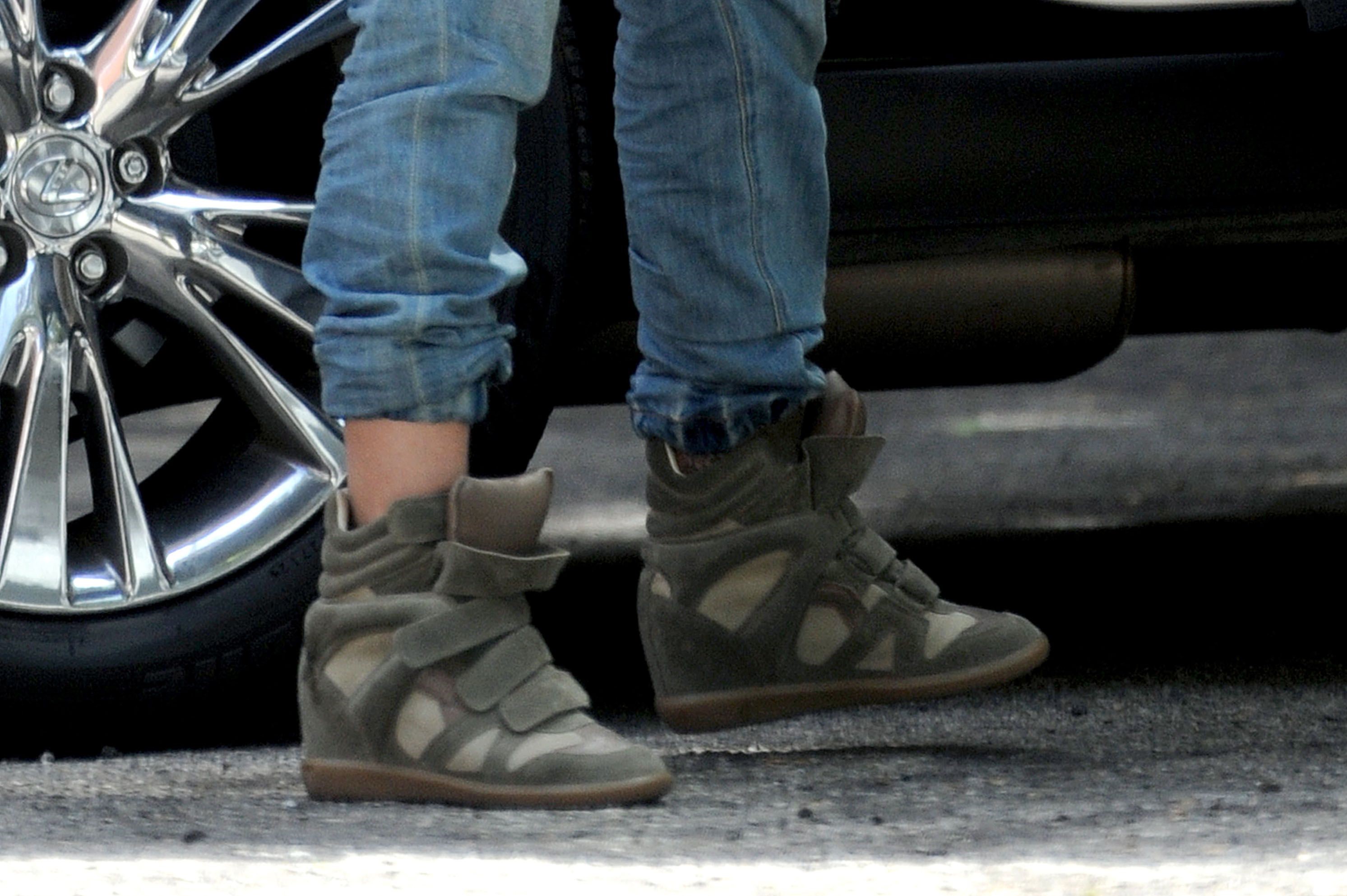 Sarah Michelle Gellar Pictures Sarah Michelle Gellar getting her morning starbucks in Los Angeles on July 28, 2014