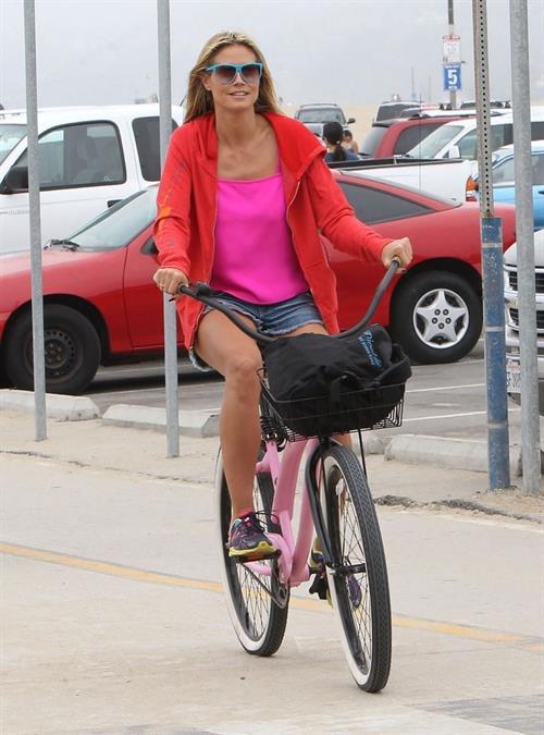 Heidi Klum haning out at the beach in Santa Monica on August 24, 2013