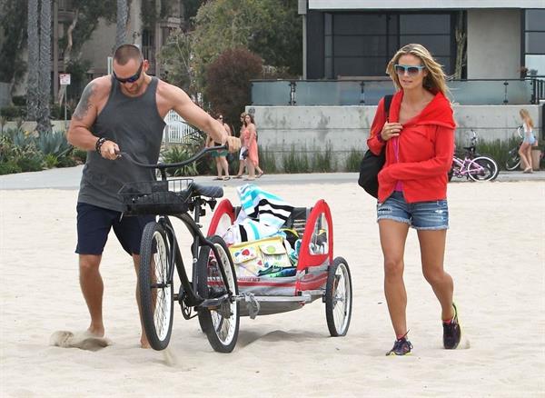 Heidi Klum haning out at the beach in Santa Monica on August 24, 2013