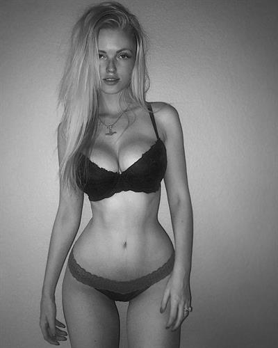 Zienna Eve in lingerie