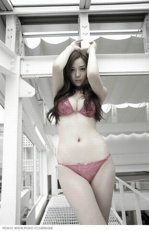 Zhou Wei Tong in lingerie