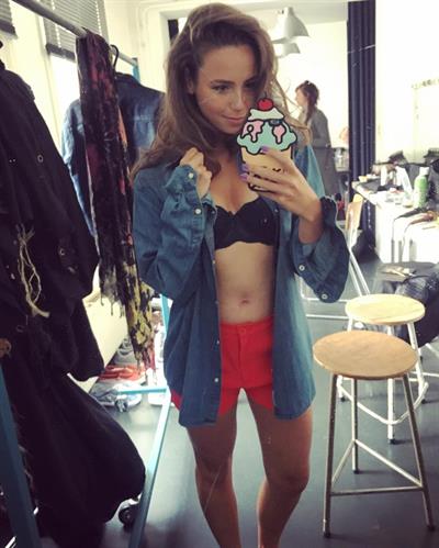 Gwen van Poorten in lingerie